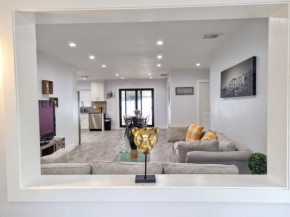 Downtown Hollywood - 3 miles to Beach - Sleeps 8